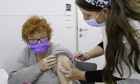 Thế giới đang triển khai mũi tiêm 3, Israel lên kế hoạch tiêm mũi vaccine ngừa COVID-19 thứ 4
