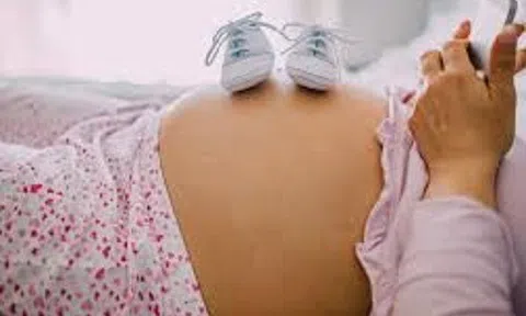 Cụ bà 73 tuổi đi khám vì đau bụng, kết quả chụp X-quang khiến bác sĩ sốc không nói nên lời