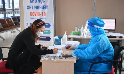 165 người đi cùng chuyến bay với ca nhiễm biến chủng Omicron đầu tiên của Việt Nam