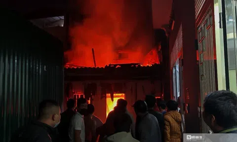 Hiện trường vụ phòng trọ ở Hà Nội bốc cháy trong đêm sau tiếng nổ lớn