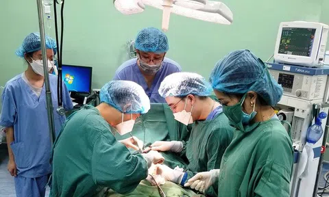 Cấp cứu bệnh nhi nuốt 25 viên bi nam châm vào bụng