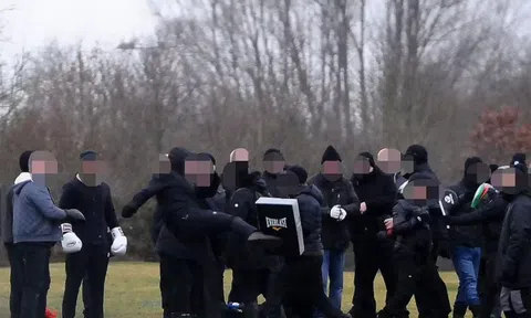 Bên trong nhóm anti vaccine ở Anh: Được huấn luyện theo kiểu quân đội để chống tiêm chủng