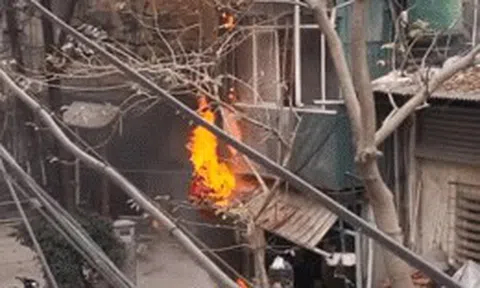 Hà Nội: Ngôi nhà bị lửa bao trùm, bé gái được giải cứu thành công