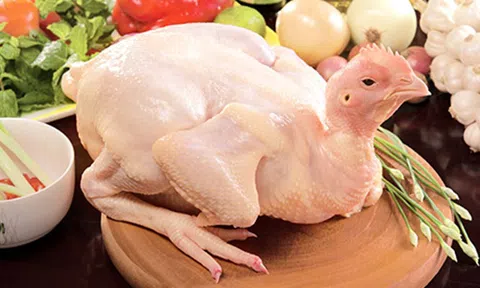 Bí quyết luộc gà ngon cho mâm cỗ ngày Tết