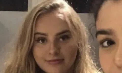 Nữ sinh 20 tuổi người Anh trải qua 4 lần mắc COVID-19