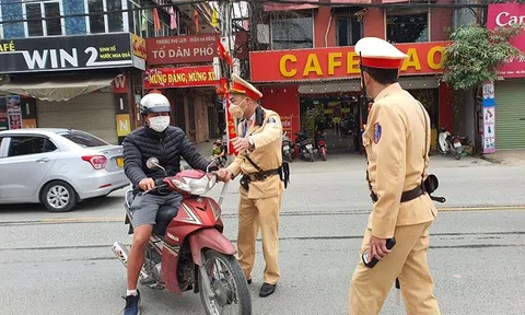 Hà Nội: Loạt tài xế xếp hàng nộp phạt, đi bộ về nhà sau lễ cúng ông Công, ông Táo