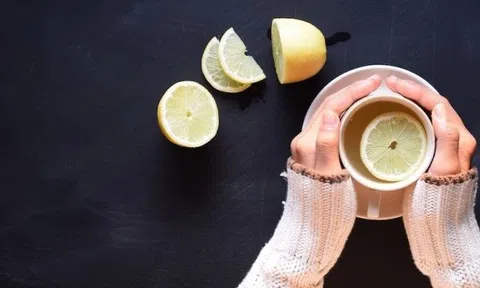 Tại sao nên uống nước chanh ấm vào buổi sáng?