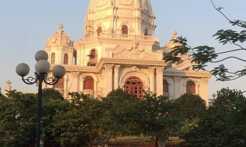 Choáng ngợp với dàn lâu đài “khủng” của nhà bầu Thụy