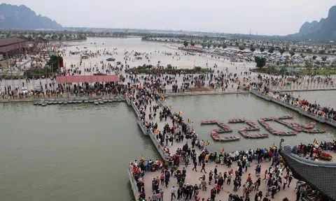 Hàng nghìn người đổ về khu du lịch chùa Tam Chúc đầu năm