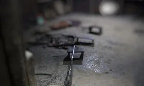 Sơn La: Chồng dùng súng tự chế bắn vợ rồi bỏ trốn, để lại 6 con nhỏ bơ vơ