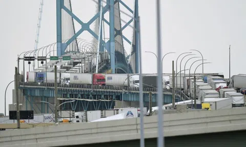 Cây cầu huyết mạch giữa Mỹ và Canada tê liệt vì đoan xe biểu tình phản đối tiêm chủng