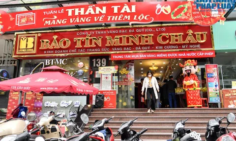 Hà Nội: Người dân đổ xô mua vàng lấy may trước ngày vía Thần Tài