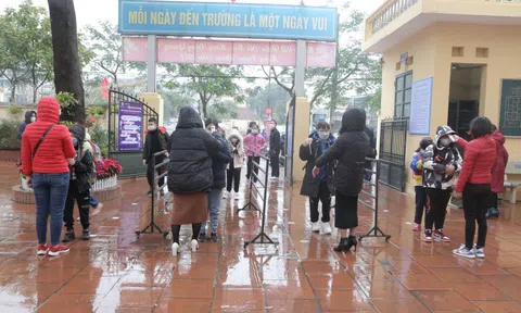 Học sinh tiểu học ngoại thành Hà Nội ngày đầu trở lại trường: Bỡ ngỡ ngày gặp lại thầy cô