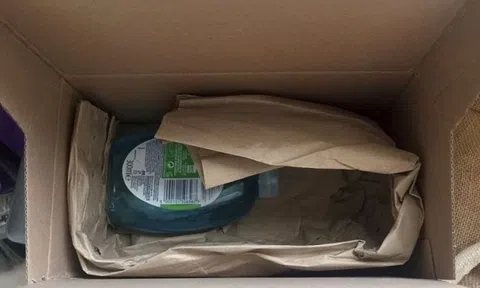 Án Tây-Luật Ta: Mua iPhone 13 Pro Max nhận về chai nước rửa tay