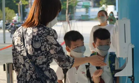 Học sinh mầm non, tiểu học ở TP.HCM ngày đầu được đến trường sau gần 10 tháng phải tạm dừng