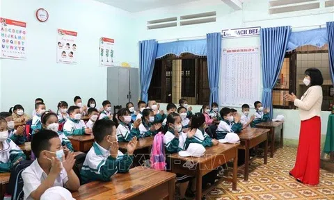 Dịch COVID-19 diễn biến phức tạp, nhiều địa phương "quay xe" cho học sinh học trực tuyến