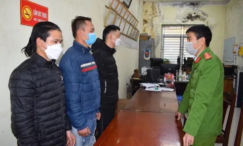 Bắt nhóm người "khủng bố" mắm tôm vào nhà con nợ