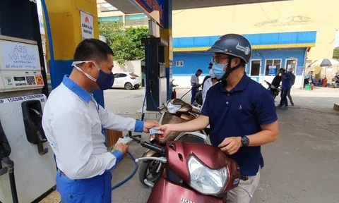 Ngày 21/2, giá xăng tăng cao gần 1.000 đồng, vượt mốc 26.000 đồng/lít