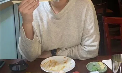 Cô gái gặp "sự cố nhớ đời" vì quá mê sushi