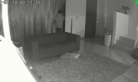 Vừa phát hiện kẻ lạ vào nhà, người phụ nữ càng thêm khiếp đảm vì dòng tin nhắn lúc nửa đêm