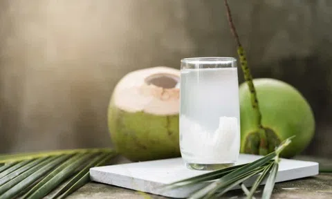 Vì sao người mắc Covid-19 nên uống nhiều nước dừa?