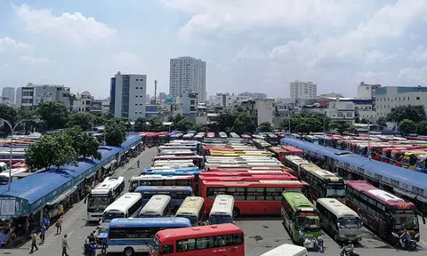 Giá xăng tăng cao kỷ lục, nhiều nhà xe đồng loạt xin tăng giá vé