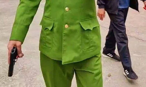 Hưng Yên: Công an lên tiếng về clip "Công an xã cầm vật giống súng yêu cầu dân ra khỏi trụ sở"