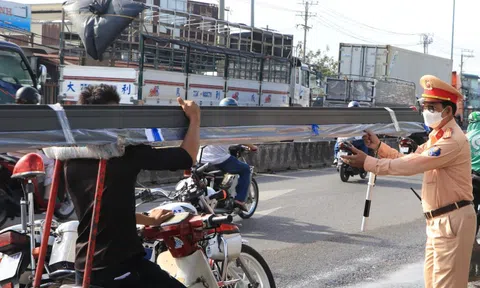 TP.HCM: Người đi xe máy bị phạt 2,9 triệu đồng vì vác thanh sắt dài gần 7m gây nguy hiểm