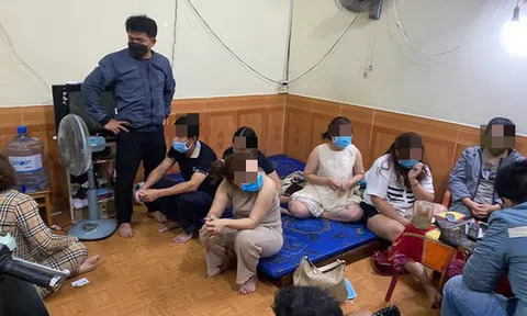 Công an đột kích sòng bạc, các "quý bà" bỏ chạy tán loạn: Vợ chồng nhà cái thu bao nhiêu tiền?