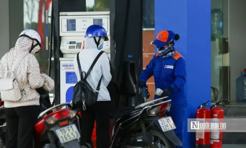 Giá xăng tăng cao kỷ lục, sát mốc 30.000 đồng/lít