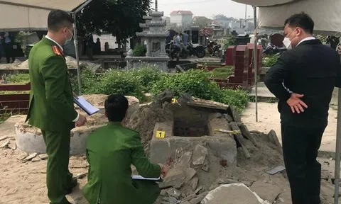Mộ cụ ông 85 tuổi ở Hà Nội bị đào bới, đập phá