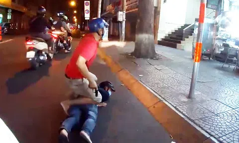 Hình sự đặc nhiệm rút súng trấn áp cướp giữa phố