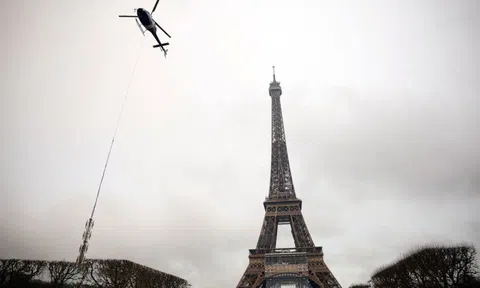 Tháp Eiffel cao thêm 6m sau khi gắn ăng-ten mới