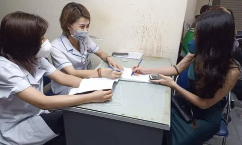 Không đeo khẩu trang trong phố đi bộ, 2 nữ du khách bị phạt 4 triệu đồng