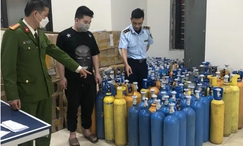 Hà Nội: Phát hiện điểm tập kết hơn 150 bình khí cười tại quận Cầu Giấy