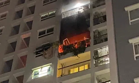 Chung cư bốc cháy dữ dội, 2 phụ nữ rơi từ tầng 10 tử vong