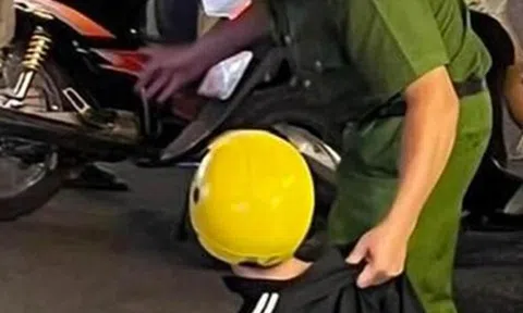 Cô gái 20 tuổi tông xe "gạ gục" 2 tên cướp giữa đường như phim hành động