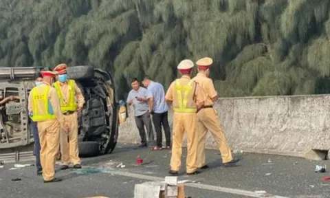 Ô tô chở Phó Chủ tịch TP.HCM Lê Hòa Bình bất ngờ lật ngang trên cao tốc