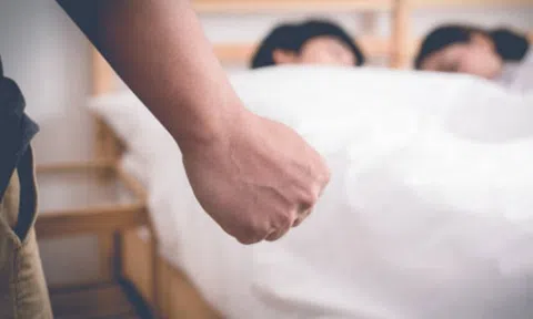 Chồng đi công tác về sớm bắt tại trận vợ ngoại tình, lập tức ly hôn vì một câu nói