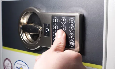 Cháu gái phá két nhà cô ruột, trộm tài sản giấu trong nhà vệ sinh