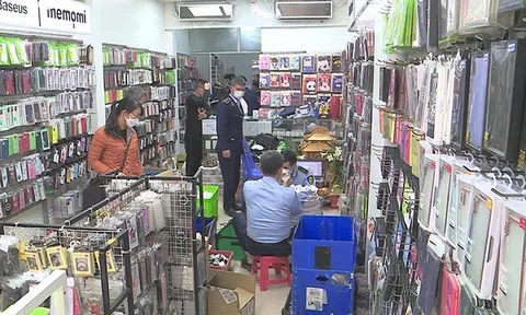 Hà Nội: Triệt phá cơ sơ gia công, biến sạc điện thoại rởm thành hàng chính hãng