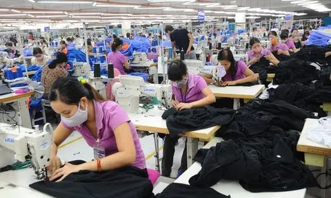Covid-19 và "gánh nặng kép" trên vai phụ nữ