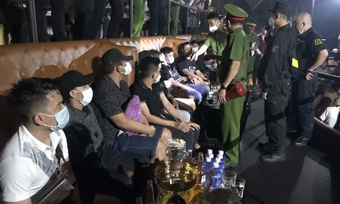 TP.HCM: Tập kích quán bar, phát hiện hơn 90 người dương tính ma túy