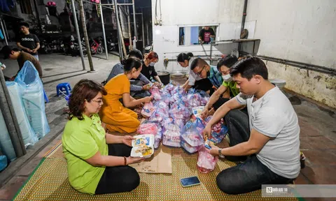 Hà Nội: Xuyên đêm phát hàng trăm suất cơm cho người nghèo