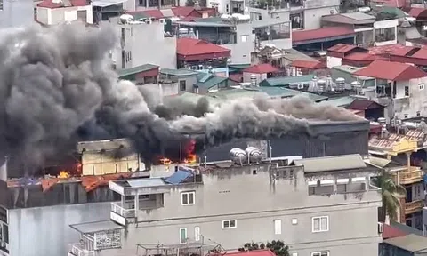 Hà Nội: Căn nhà 8 tầng kinh doanh dịch vụ massage bốc cháy