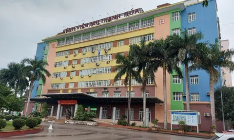 Trưởng khoa BV Nhi vi phạm thuần phong mỹ tục khi ôm eo nữ nhân viên