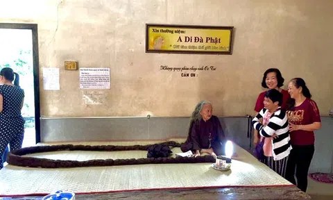 Cụ bà 85 tuổi ở Bến Tre có mái tóc dài 6m2, suốt 66 năm không cắt gội