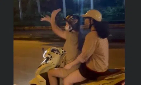 Hà Nội: Buông tay "múa quạt" khi lái xe máy, cô gái trẻ bị phạt gần 9 triệu đồng