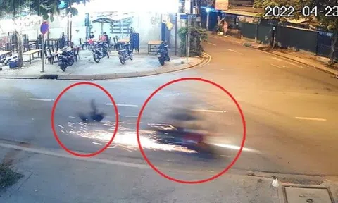 Xót xa trước cảnh bé trai 4 tuổi theo mẹ bán vé số bị xe máy tông trúng, văng xa 6m