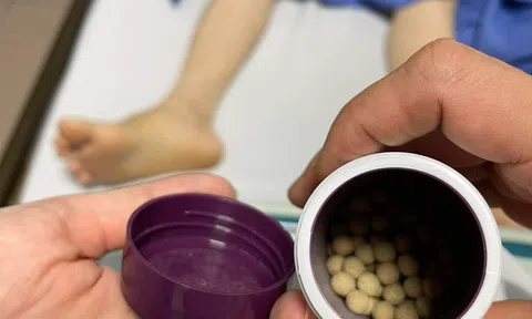 Cụ bà mệt lả sau khi mua thuốc của "lang y mạng" có chất cấm từ năm 1978